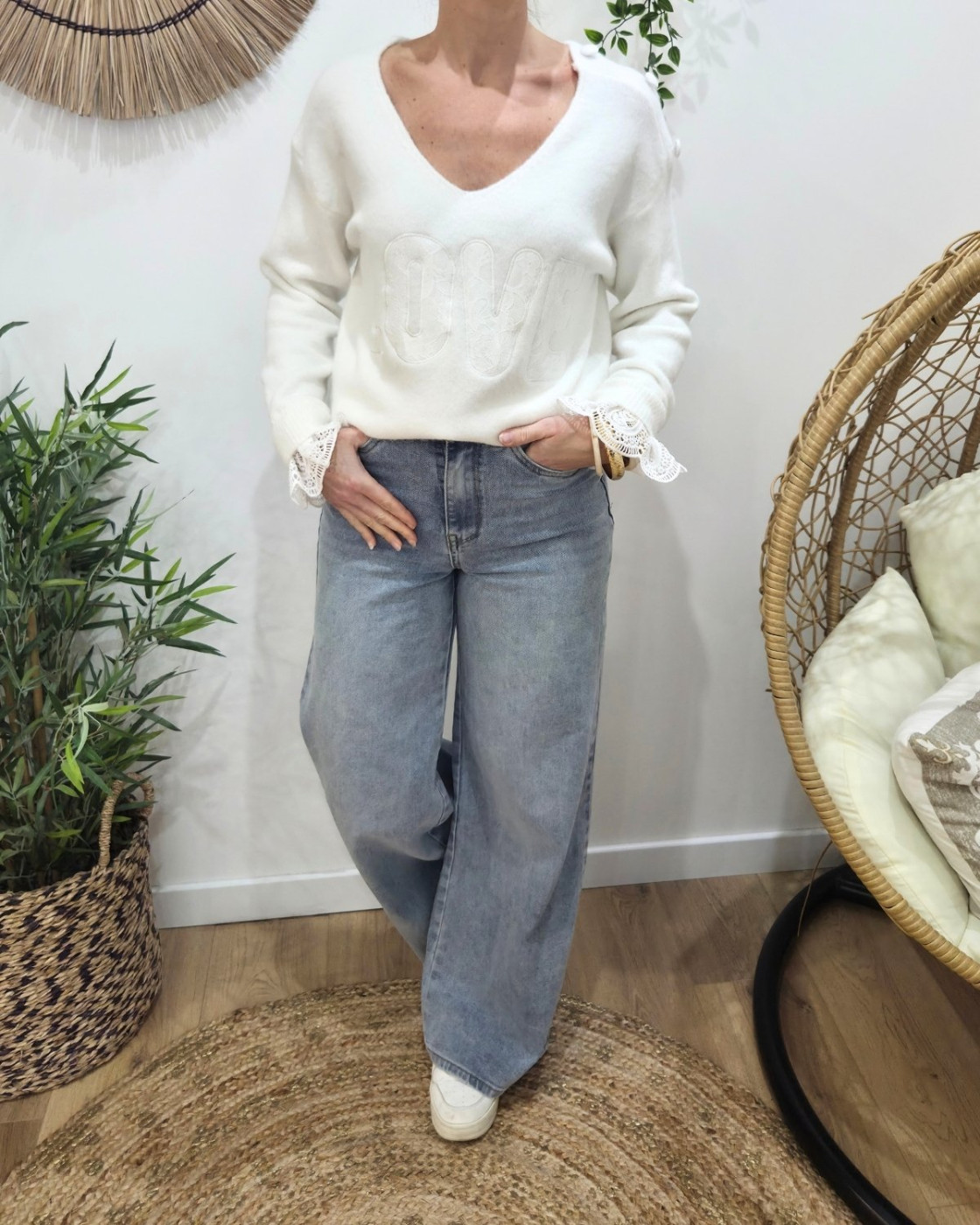 Pull femme col V Love et boutons dentelle