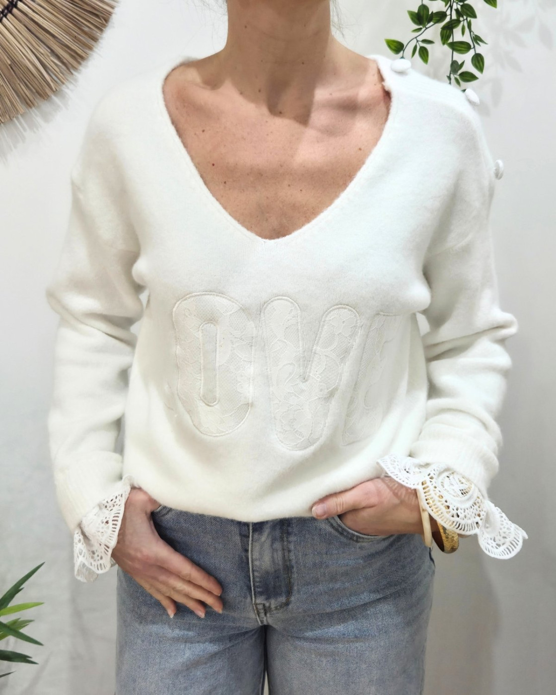 Pull femme col V Love et boutons dentelle