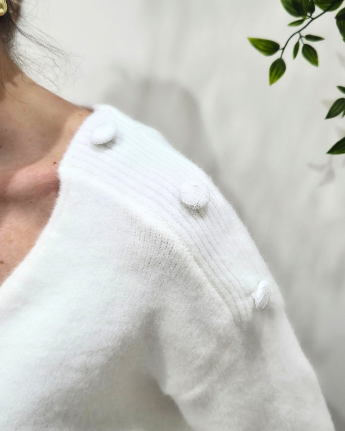 Pull femme col V Love et boutons dentelle