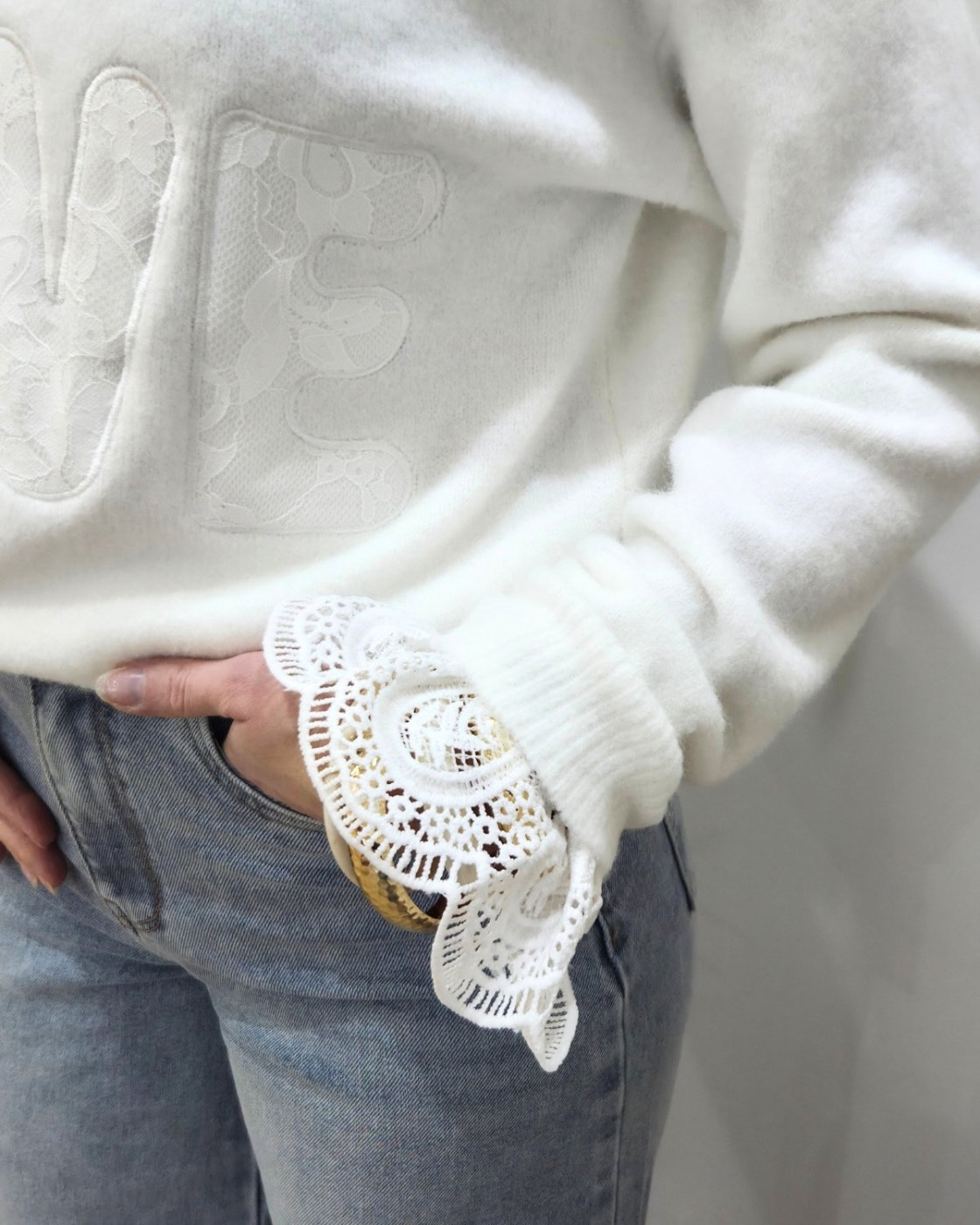 Pull femme col V Love et boutons dentelle