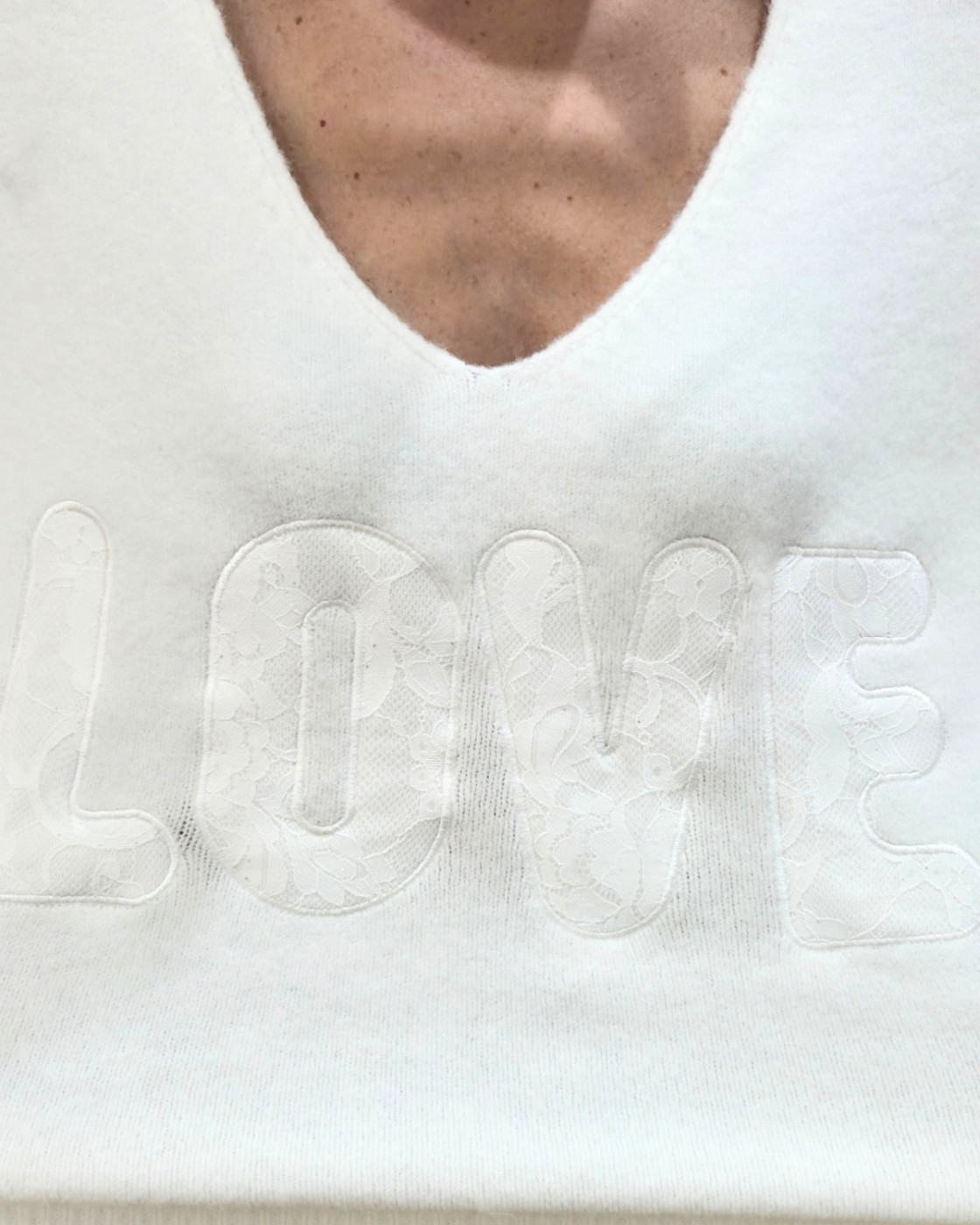 Pull femme col V Love et boutons dentelle