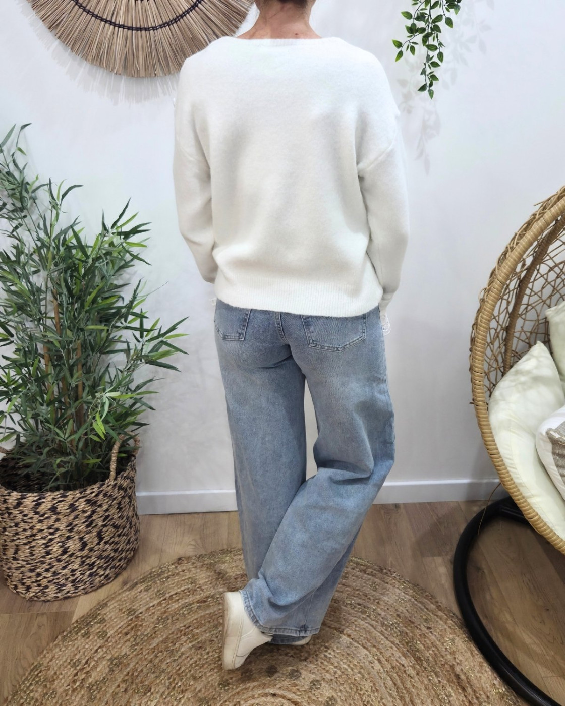 Pull femme col V Love et boutons dentelle