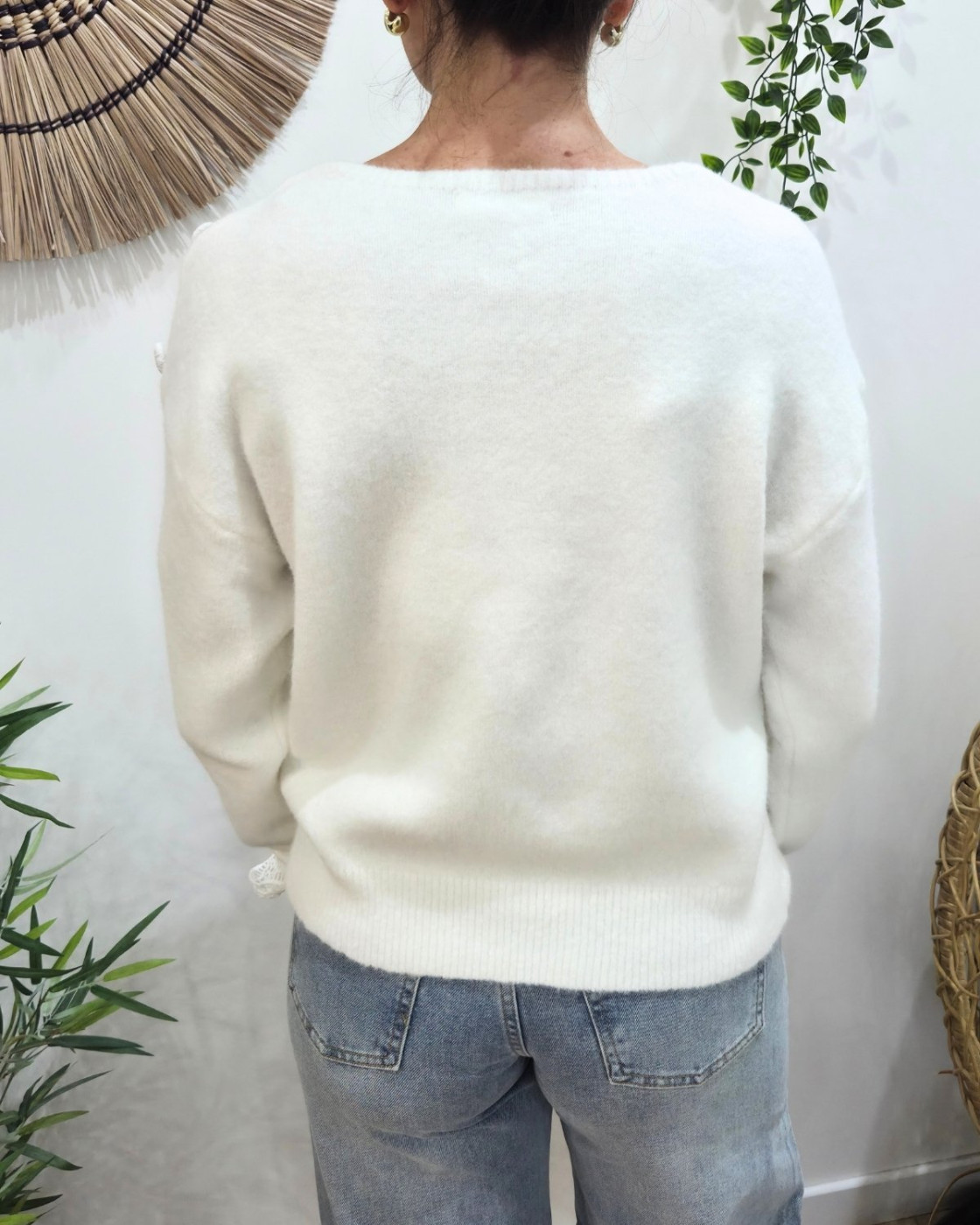 Pull femme col V Love et boutons dentelle