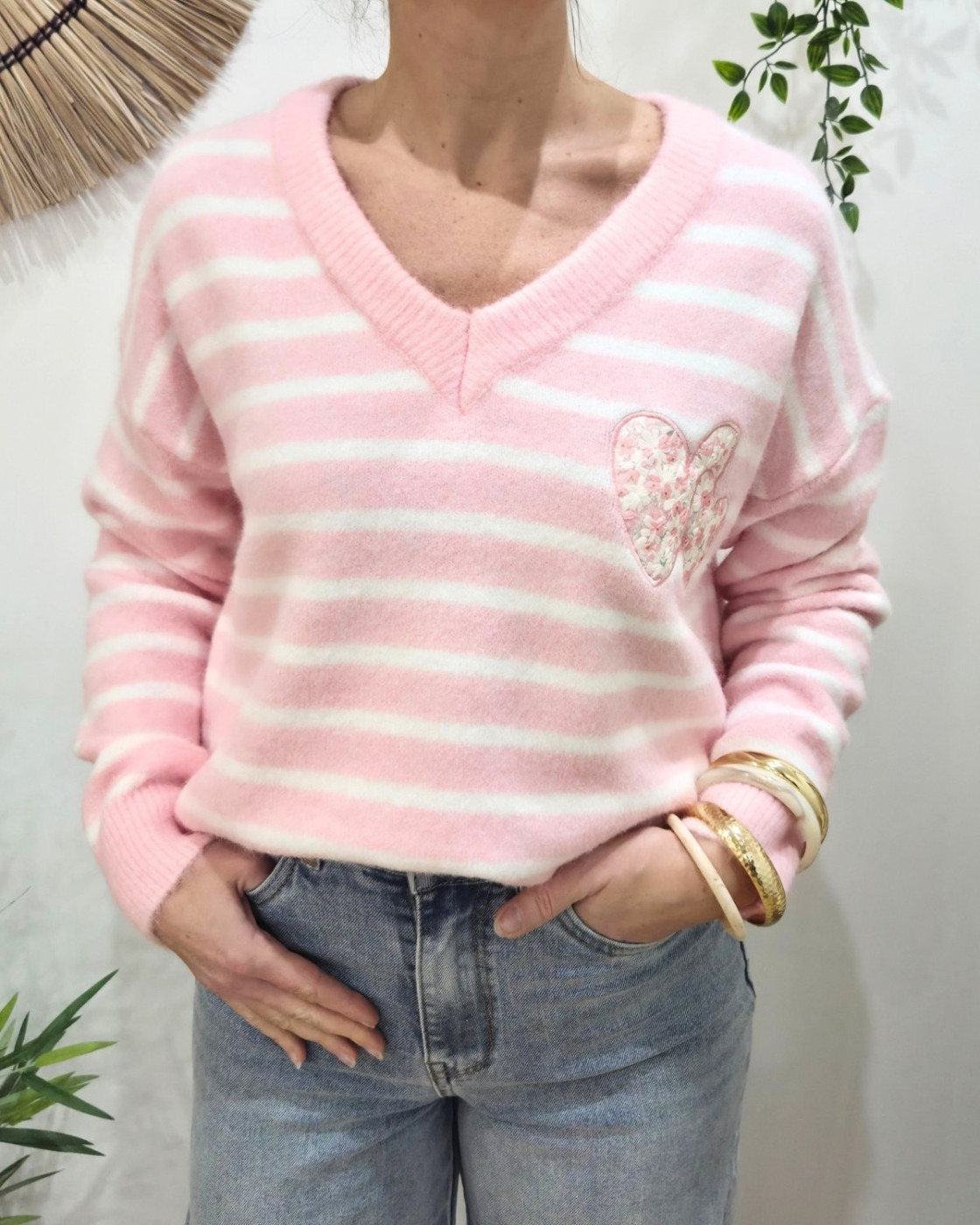 Pull femme col V à rayures coeurs fleurs relief