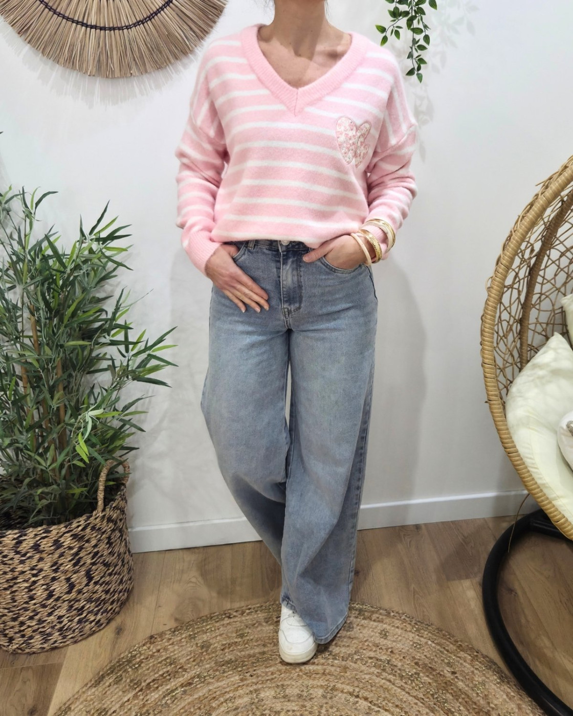 Pull femme col V à rayures coeurs fleurs relief