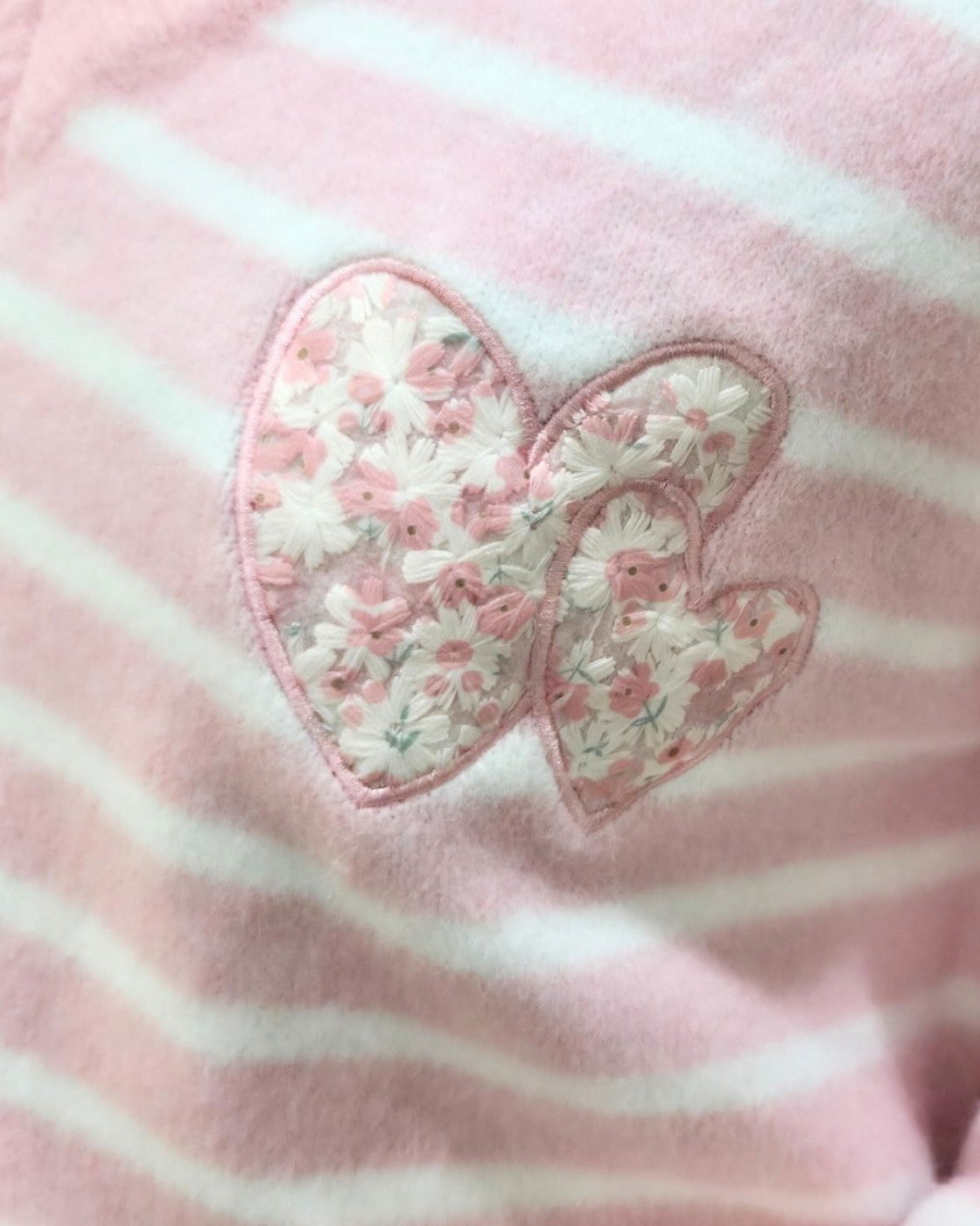 Pull femme col V à rayures coeurs fleurs relief