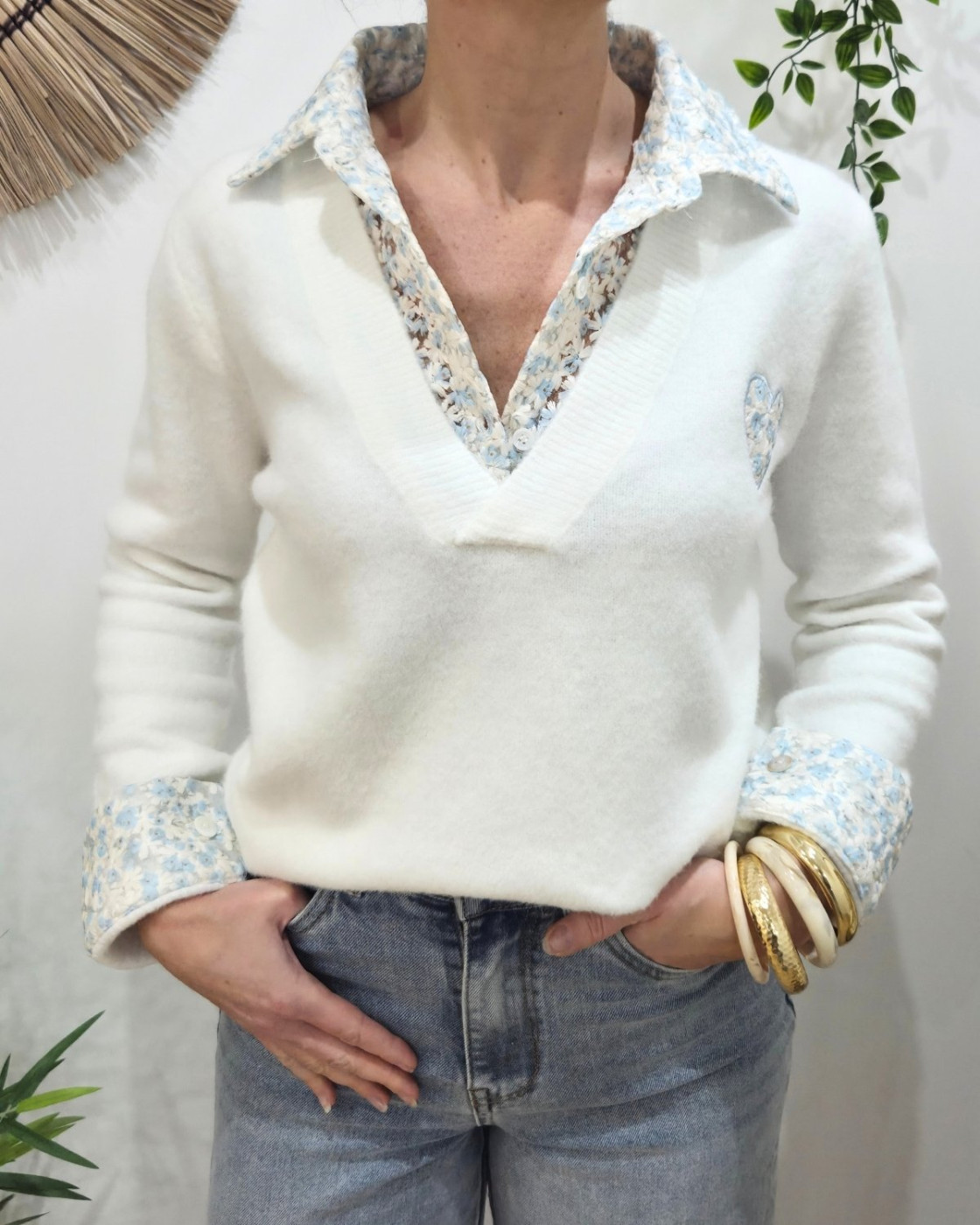 Pull femme écru col chemise coeur et manches fleurs relief