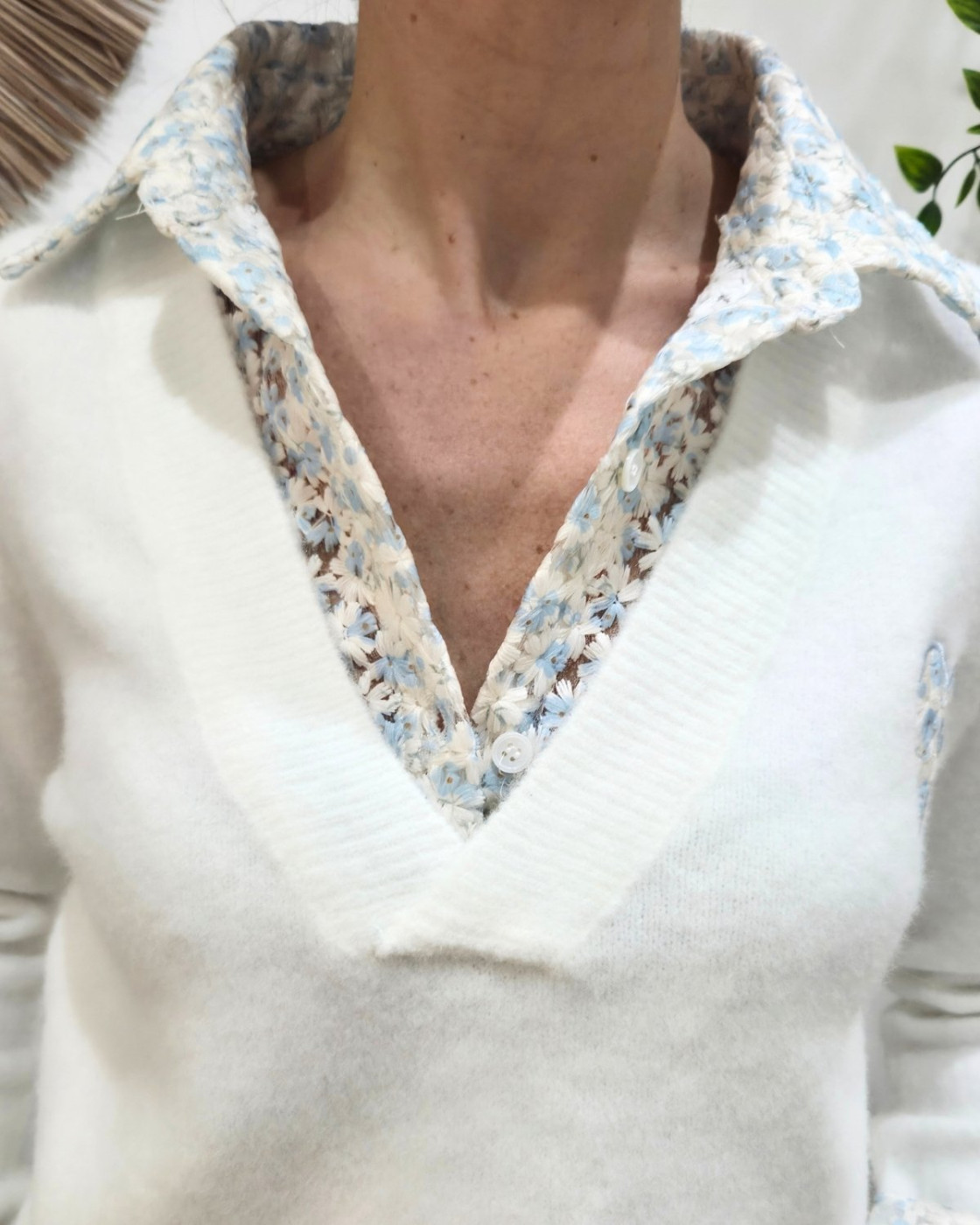 Pull femme écru col chemise coeur et manches fleurs relief