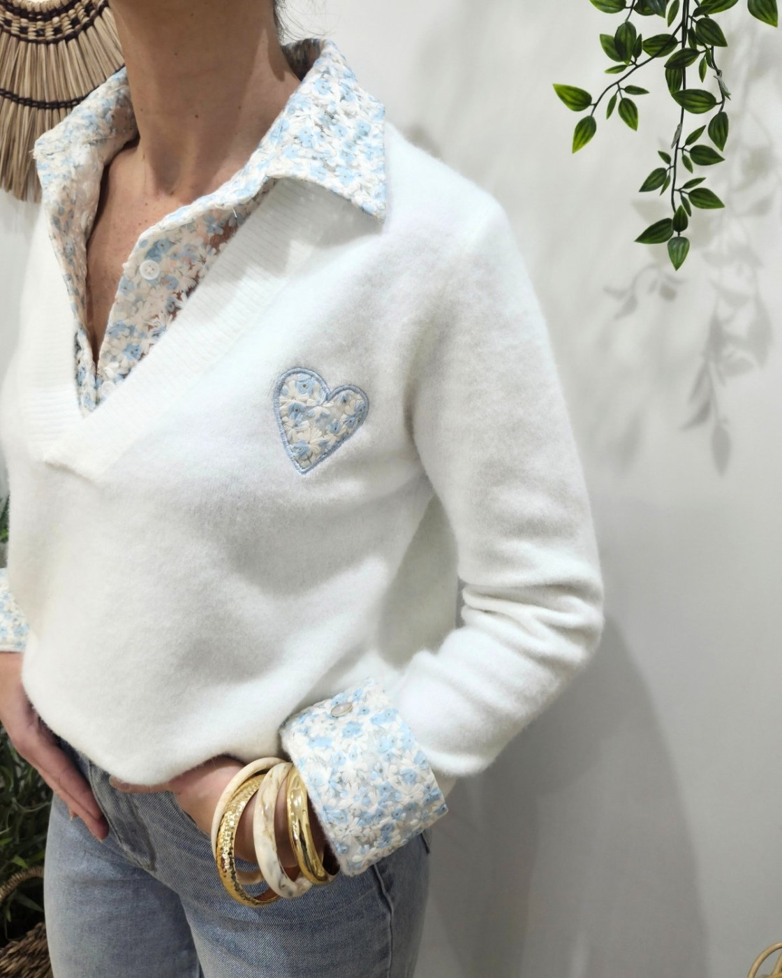 Pull femme écru col chemise coeur et manches fleurs relief