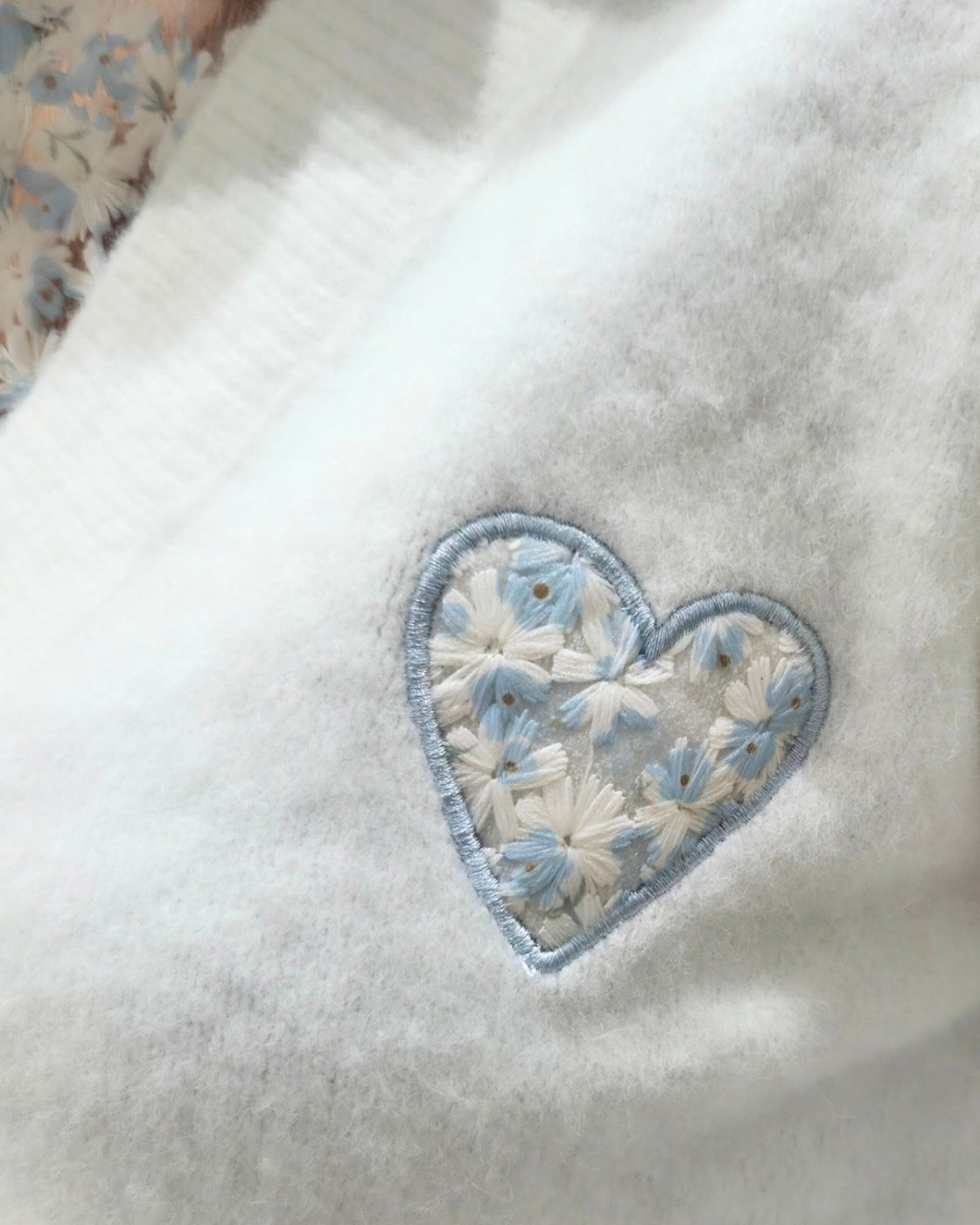 Pull femme écru col chemise coeur et manches fleurs relief