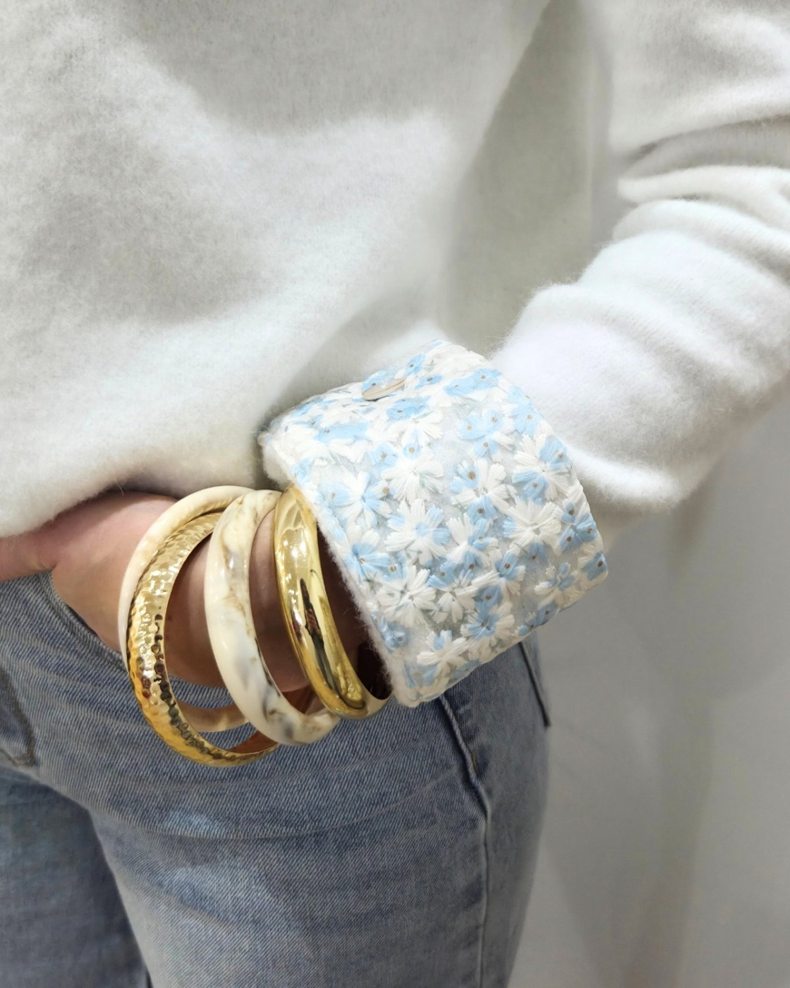 Pull femme écru col chemise coeur et manches fleurs relief