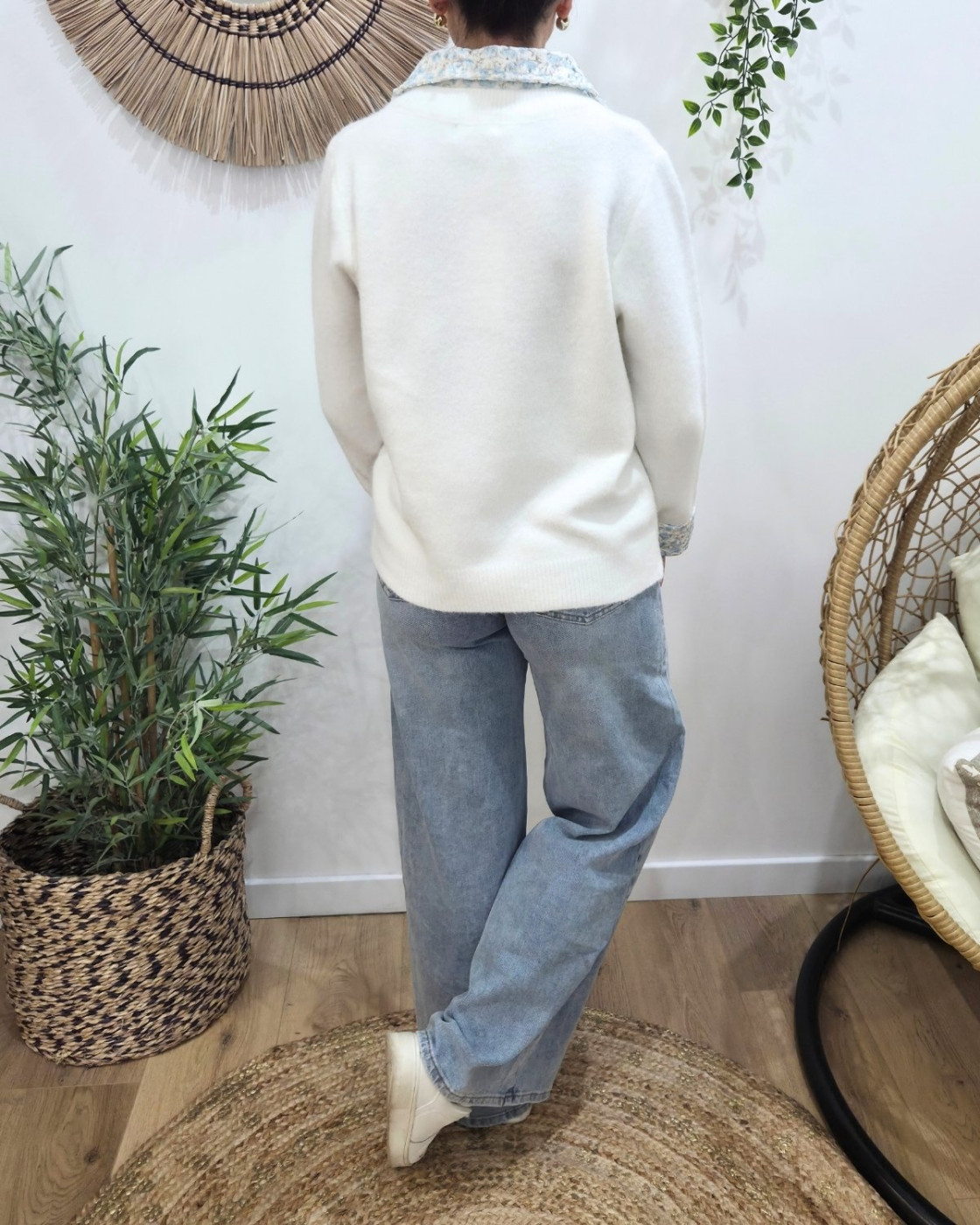 Pull femme écru col chemise coeur et manches fleurs relief