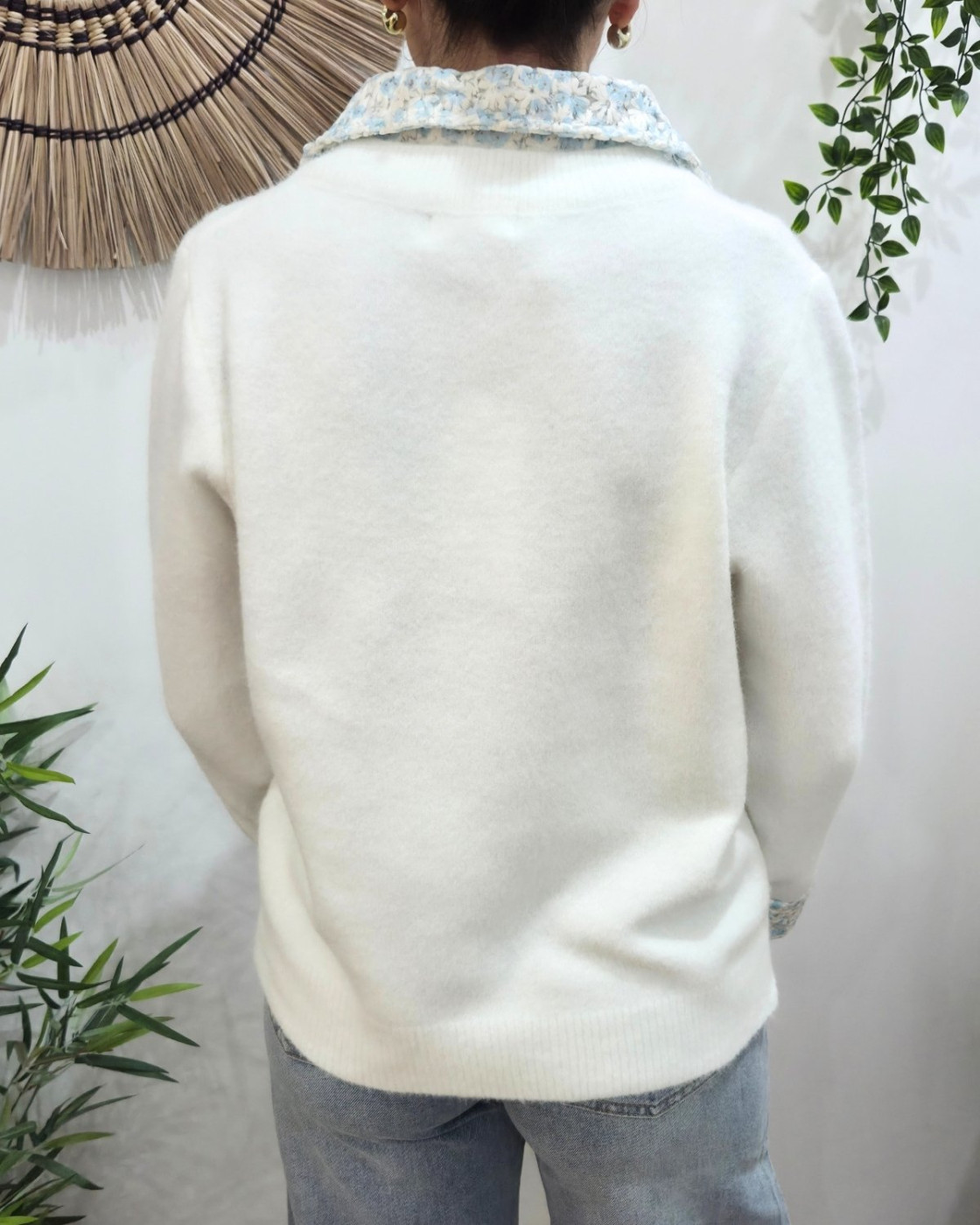 Pull femme écru col chemise coeur et manches fleurs relief