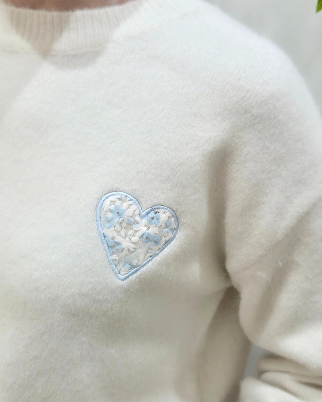 Pull femme col rond manche coeur fleuri 