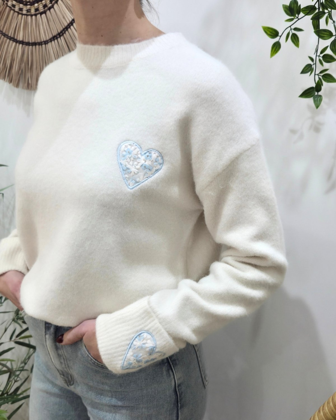 Pull femme col rond manche coeur fleuri 