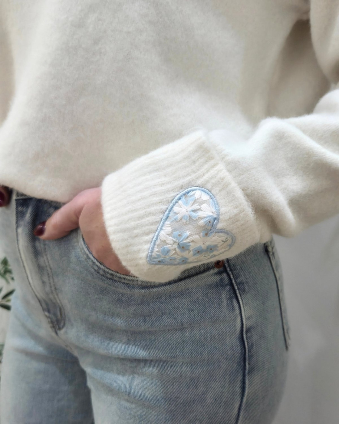 Pull femme col rond manche coeur fleuri 