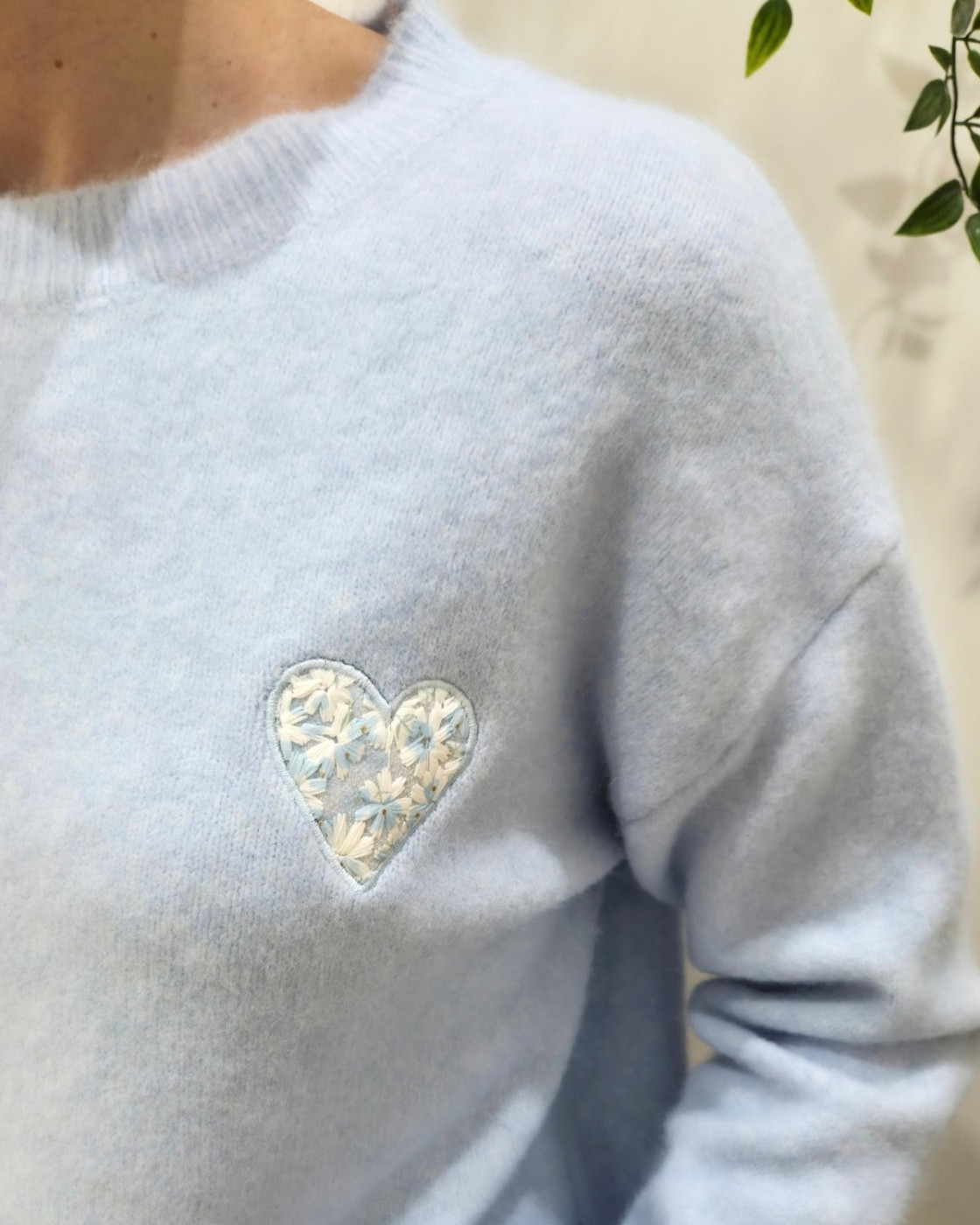 Pull femme col rond manche coeur fleuri 