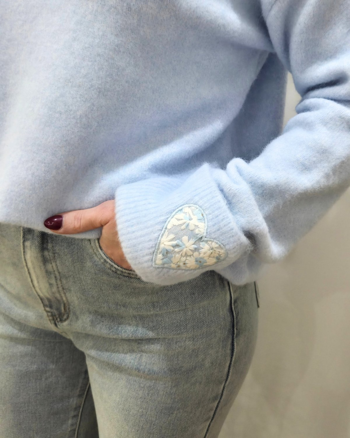 Pull femme col rond manche coeur fleuri 