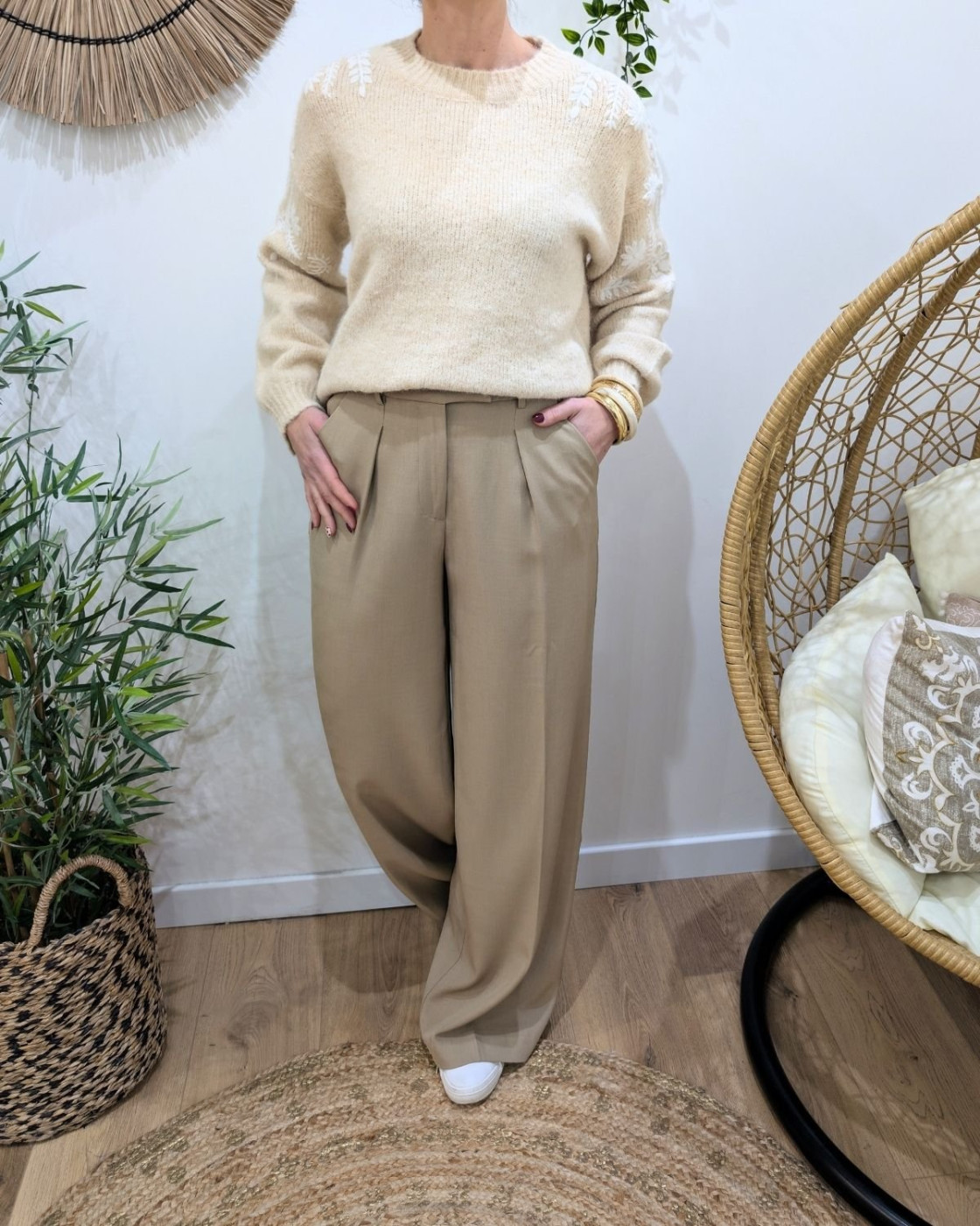 Pull femme beige manches brodées fleuries blanches Nerea