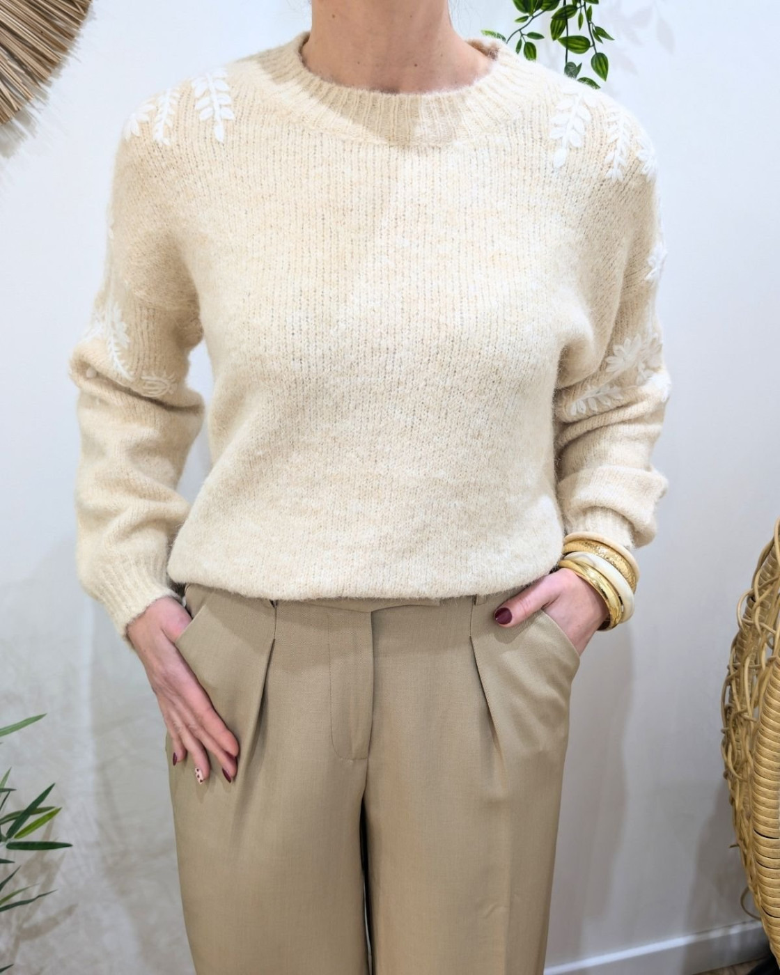 Pull femme beige manches brodées fleuries blanches Nerea