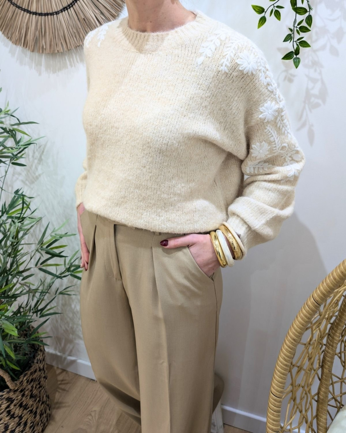 Pull femme beige manches brodées fleuries blanches Nerea