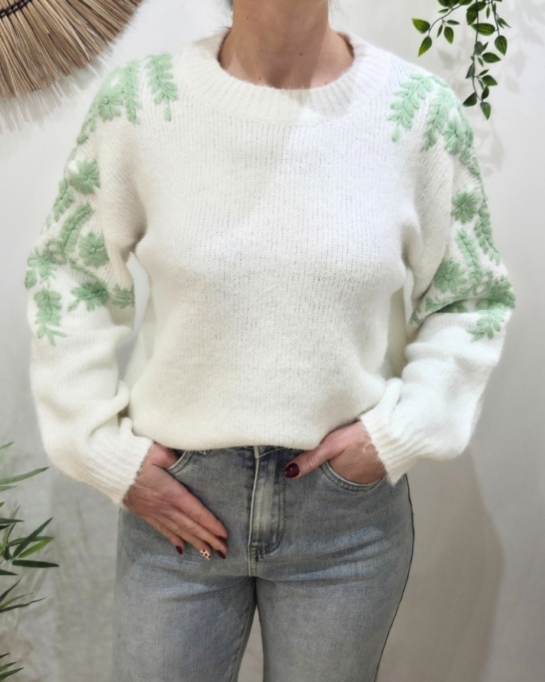 Pull femme blanc manches brodées fleuries vert menthe Nerea
