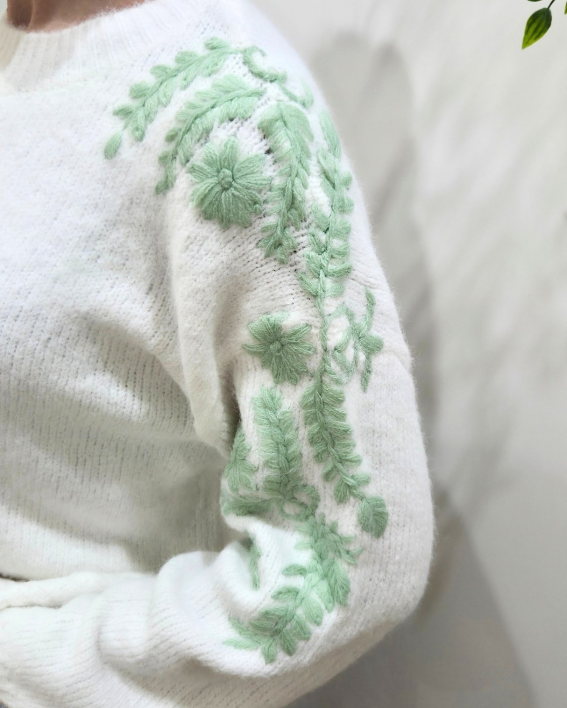 Pull femme blanc manches brodées fleuries vert menthe Nerea