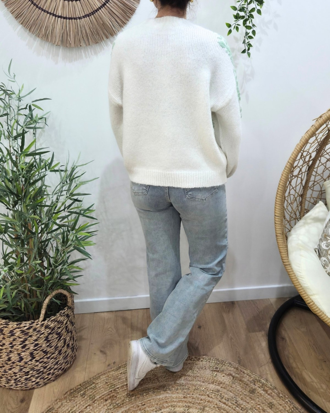 Pull femme blanc manches brodées fleuries vert menthe Nerea