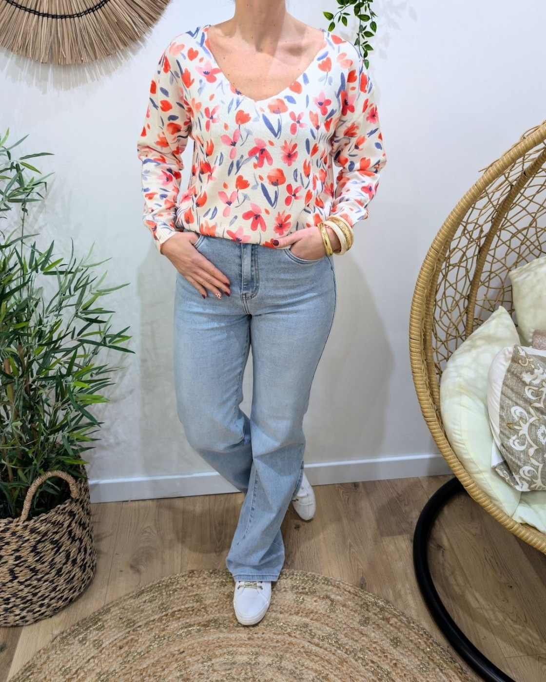 Pull femme col V beige rouge et bleu