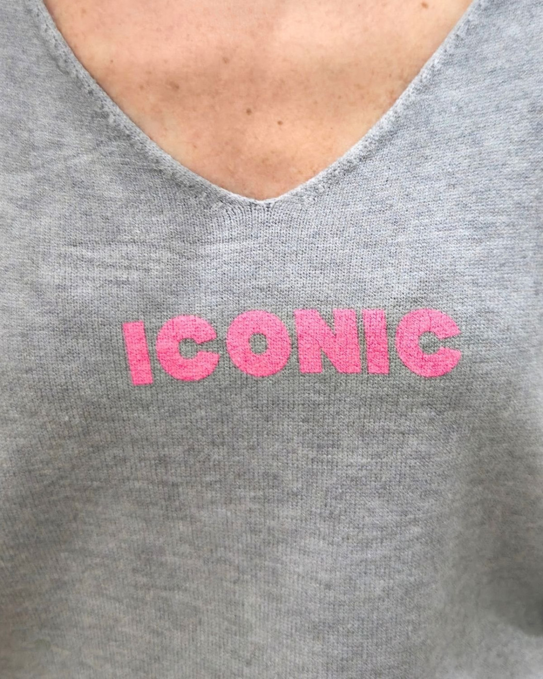 Pull femme col V Iconic