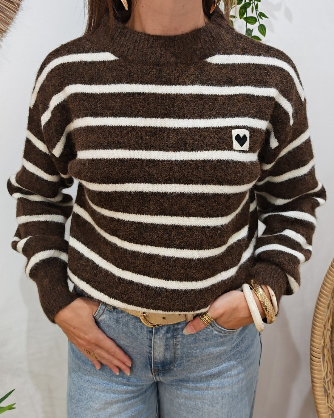 Pull femme marron rayures écrues coeur brodé pixels