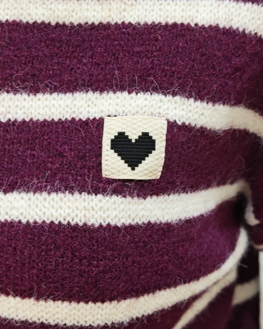 Pull femme prune rayures écrues coeur brodé pixels