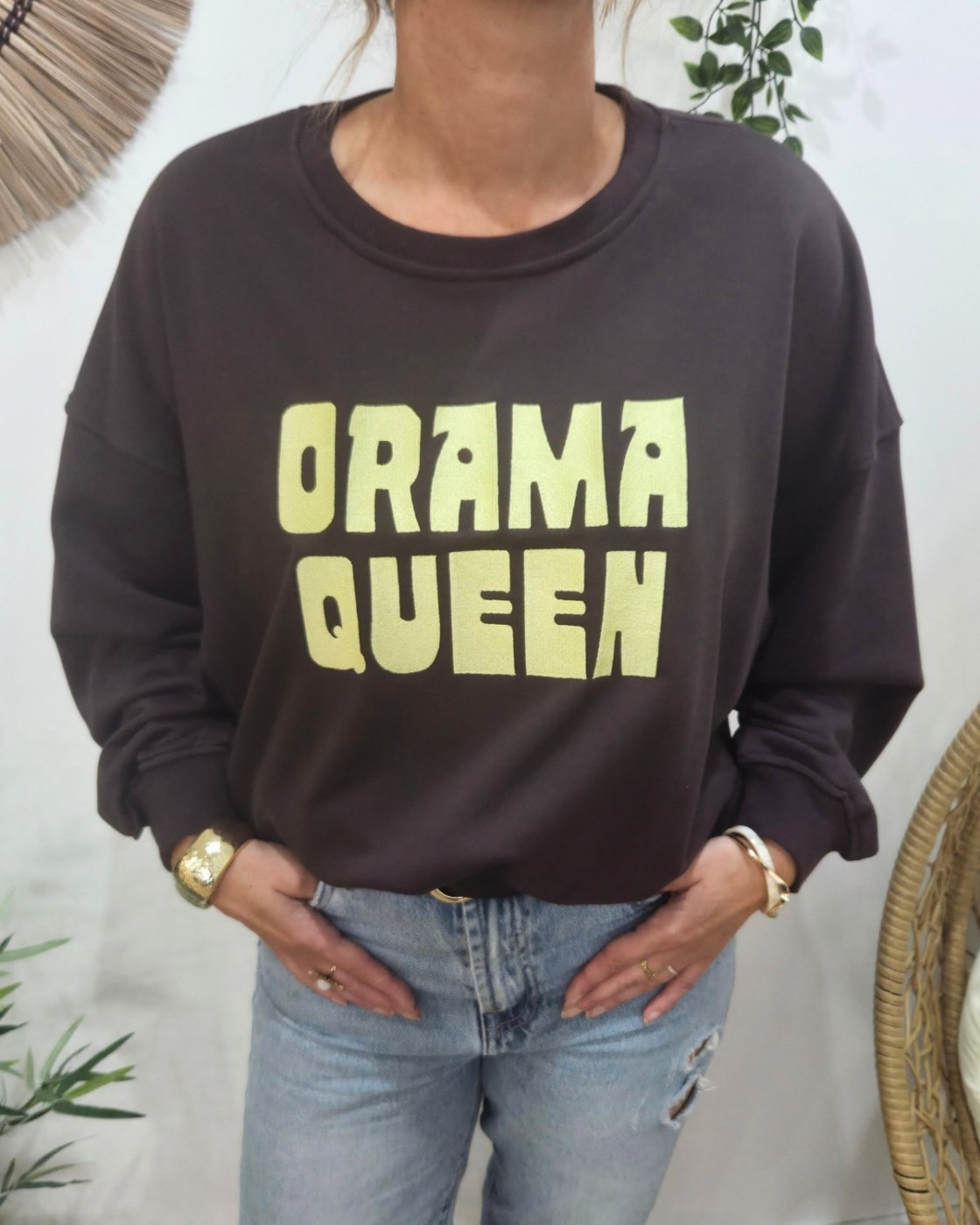 Sweat femme marron broderie DRAMA QUEEN jaune