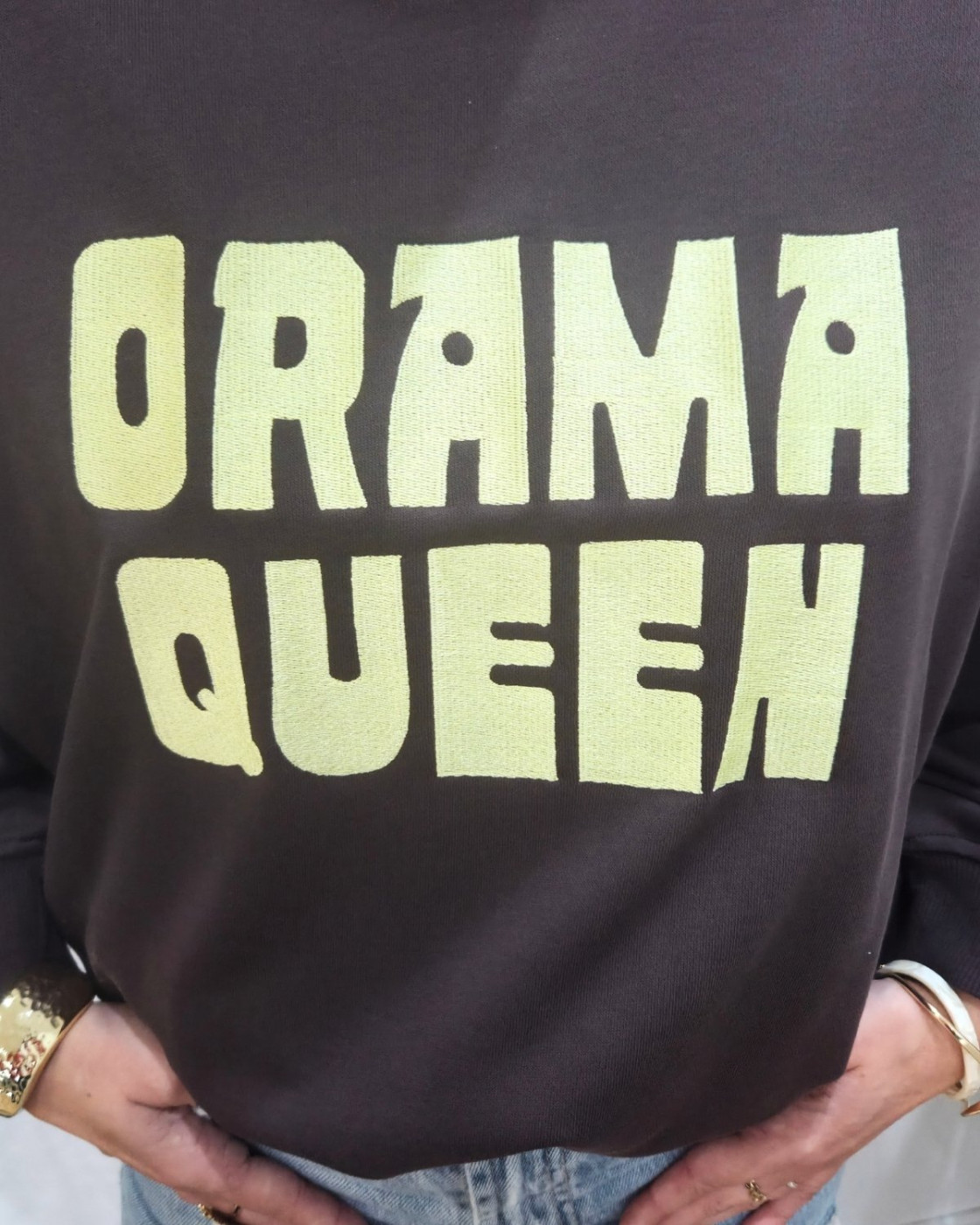 Sweat femme marron broderie DRAMA QUEEN jaune
