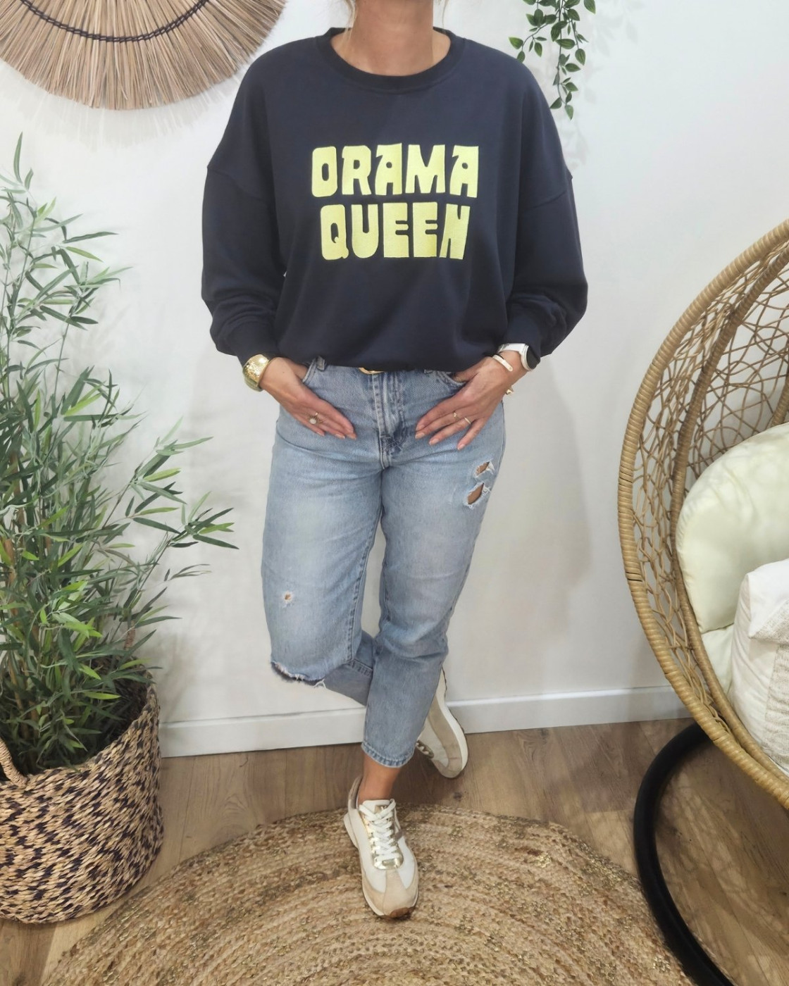 Sweat femme bleu marine broderie DRAMA QUEEN jaune