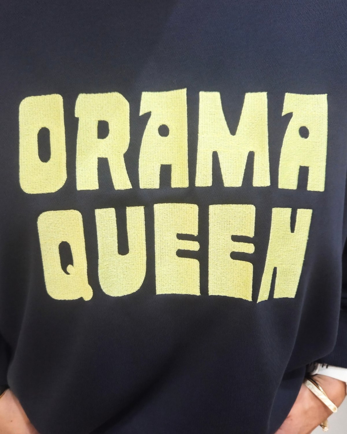 Sweat femme bleu marine broderie DRAMA QUEEN jaune