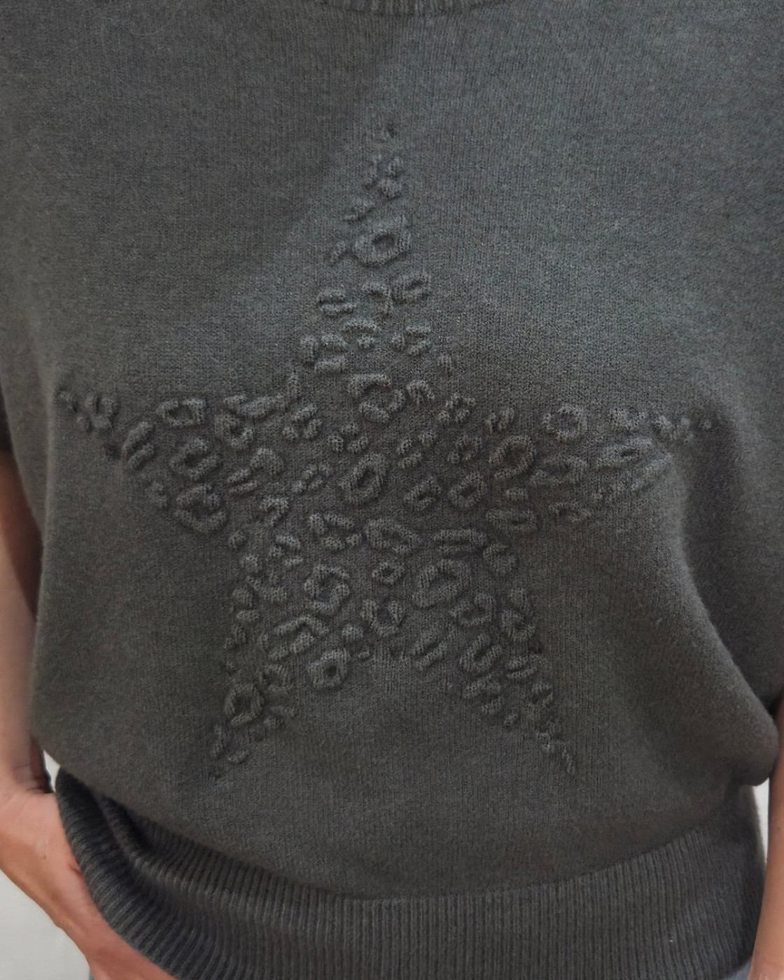 Pull femme col rond manches chauve souris étoile léopard
