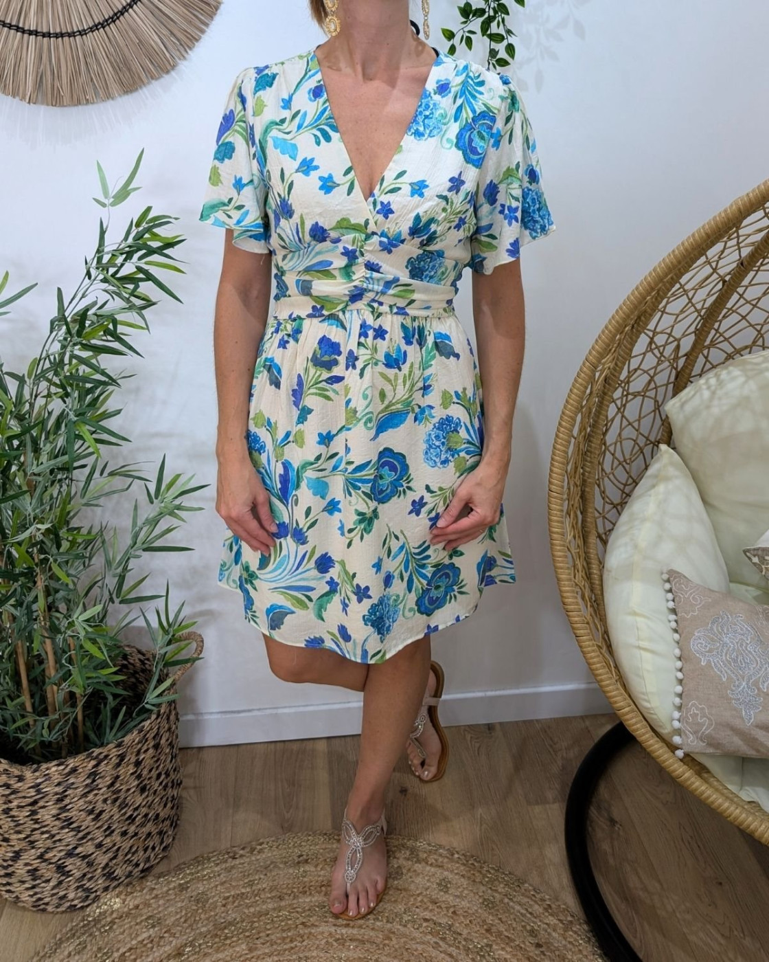 Robe femme écrue fleurs bleues et vertes manches volantes Orielle