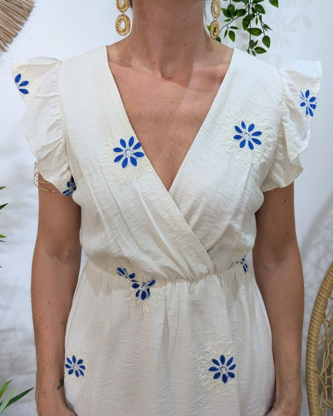 Robe femme écrue broderies fleuries bleues