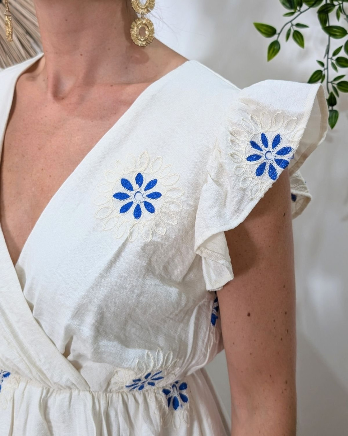 Robe femme écrue broderies fleuries bleues