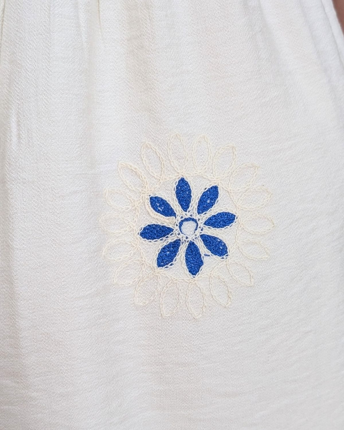 Robe femme écrue broderies fleuries bleues