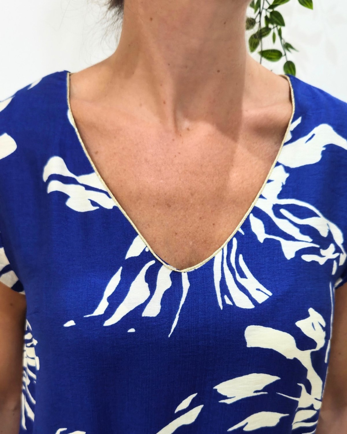 Robe femme droite bleue roi fleurs écrues Augustine