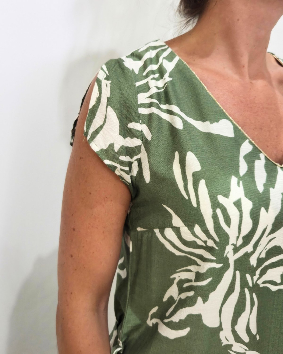 Robe femme droite verte fleurs beiges Augustine