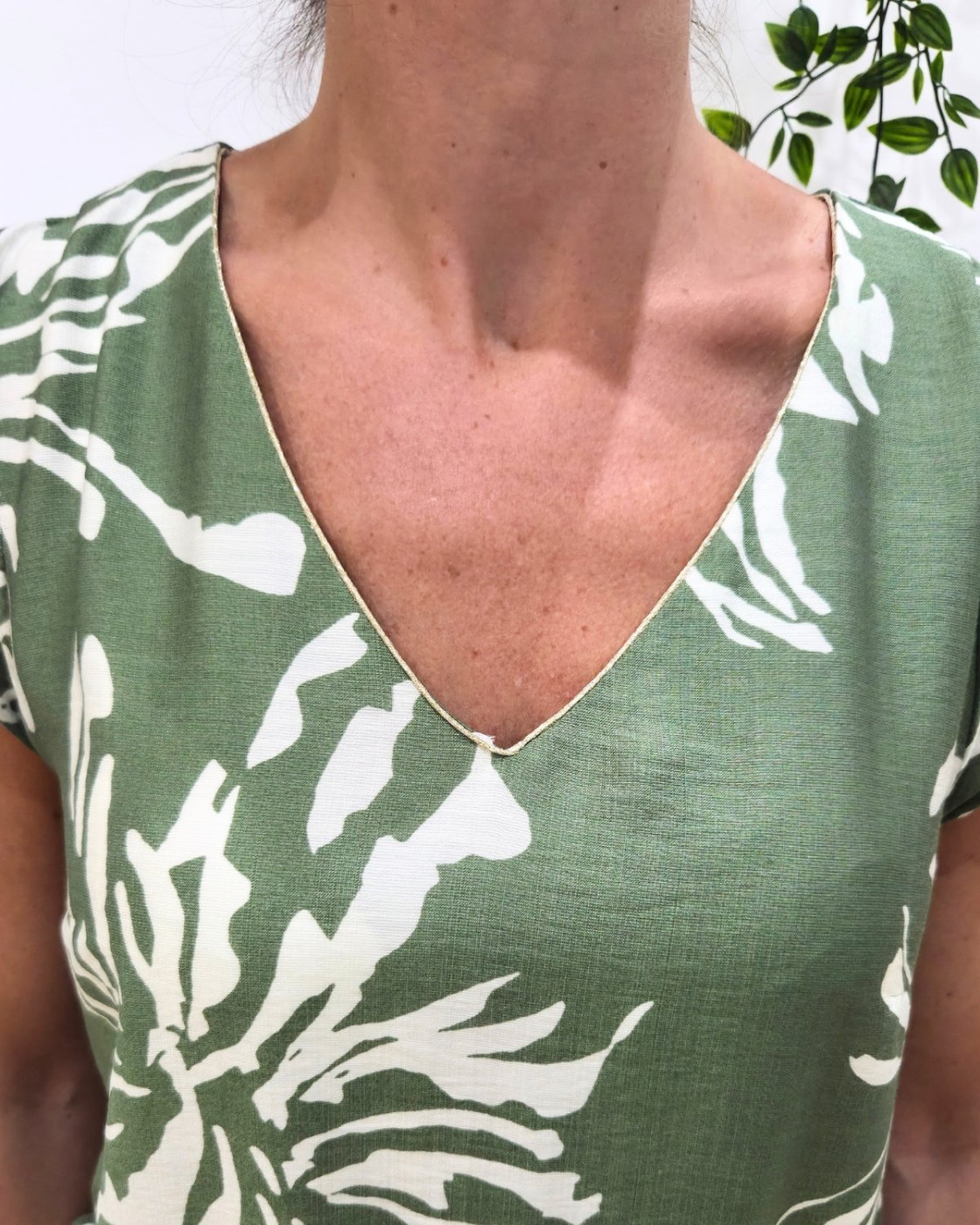 Robe femme droite verte fleurs beiges Augustine