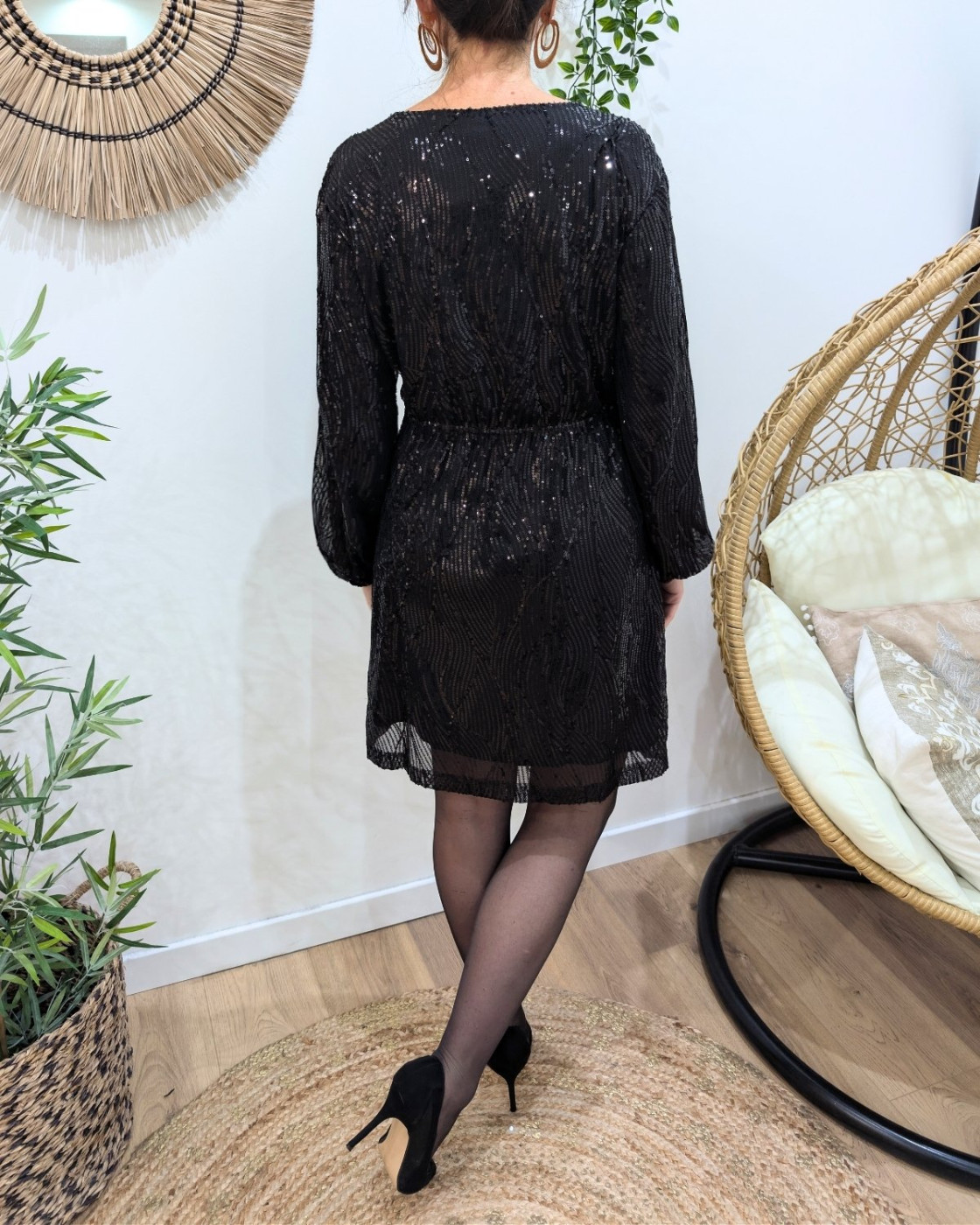 Robe femme noire à sequins et broche Izel