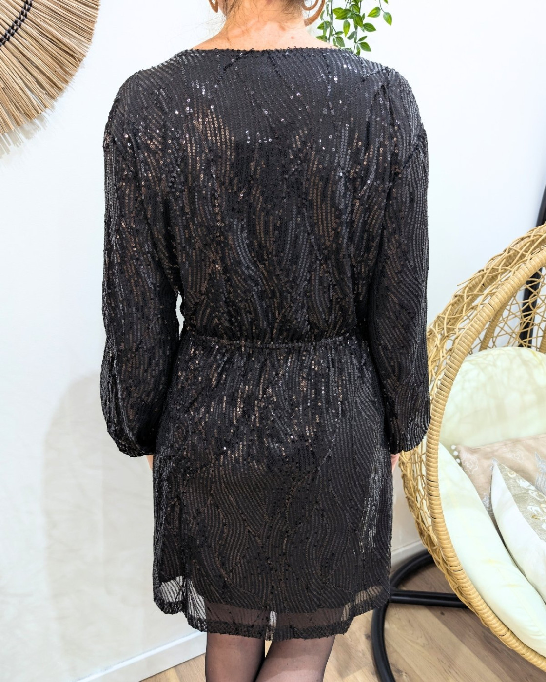 Robe femme noire à sequins et broche Izel