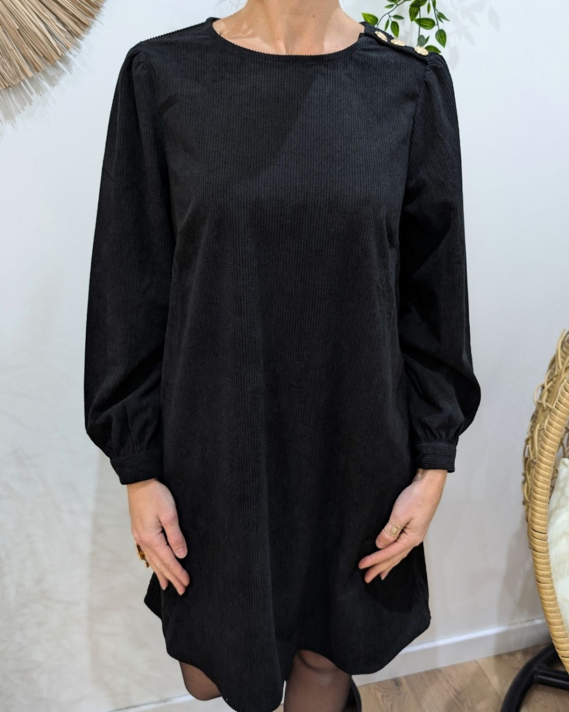 Robe femme noire velours côtelé boutons dorés épaule