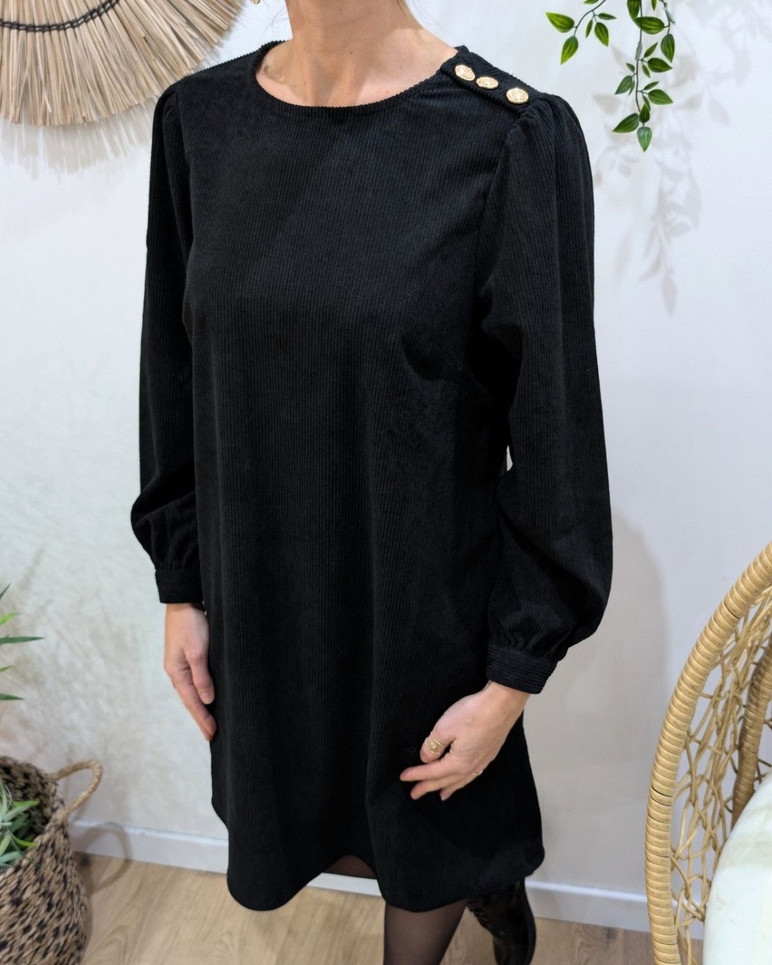 Robe femme noire velours côtelé boutons dorés épaule