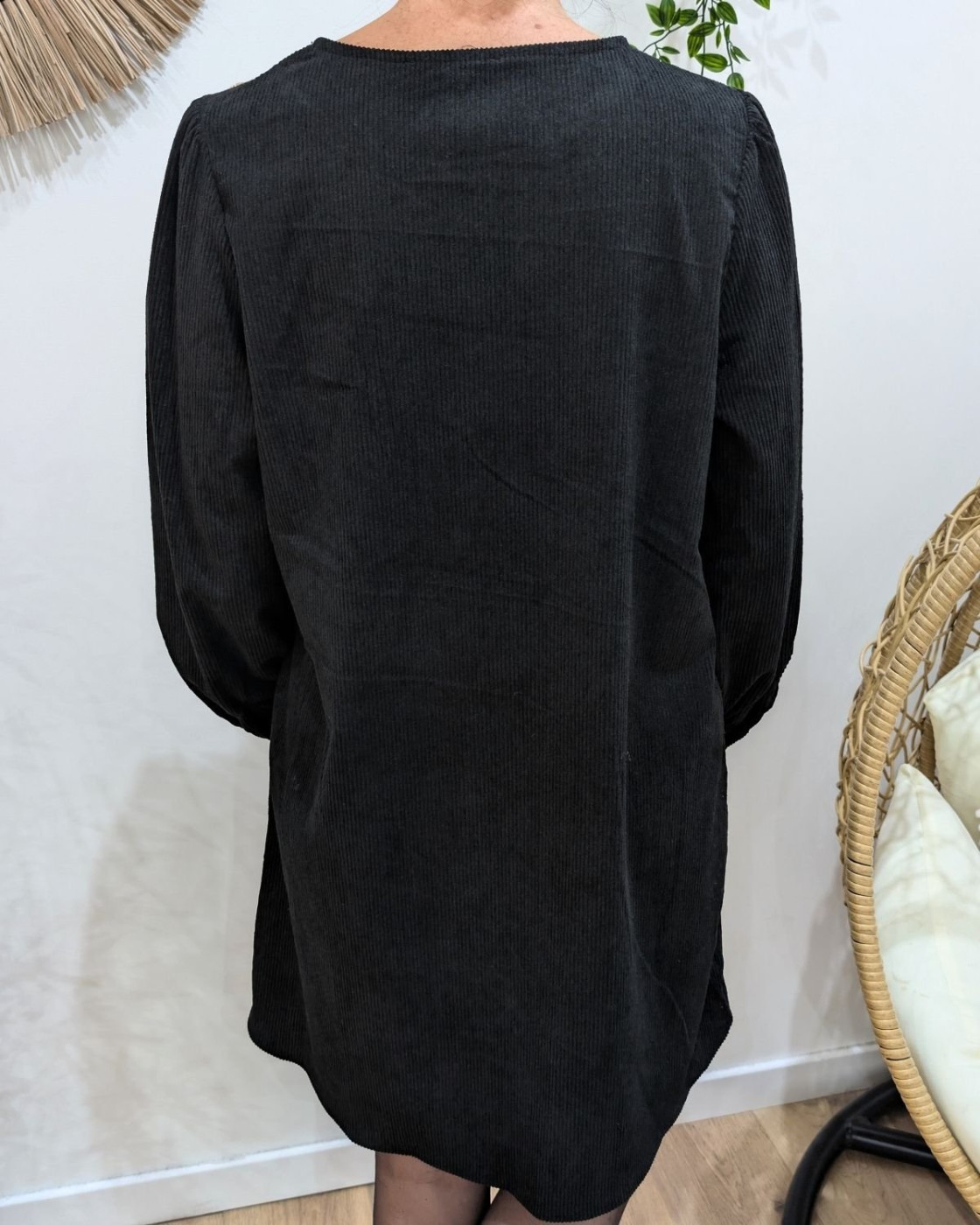 Robe femme noire velours côtelé boutons dorés épaule