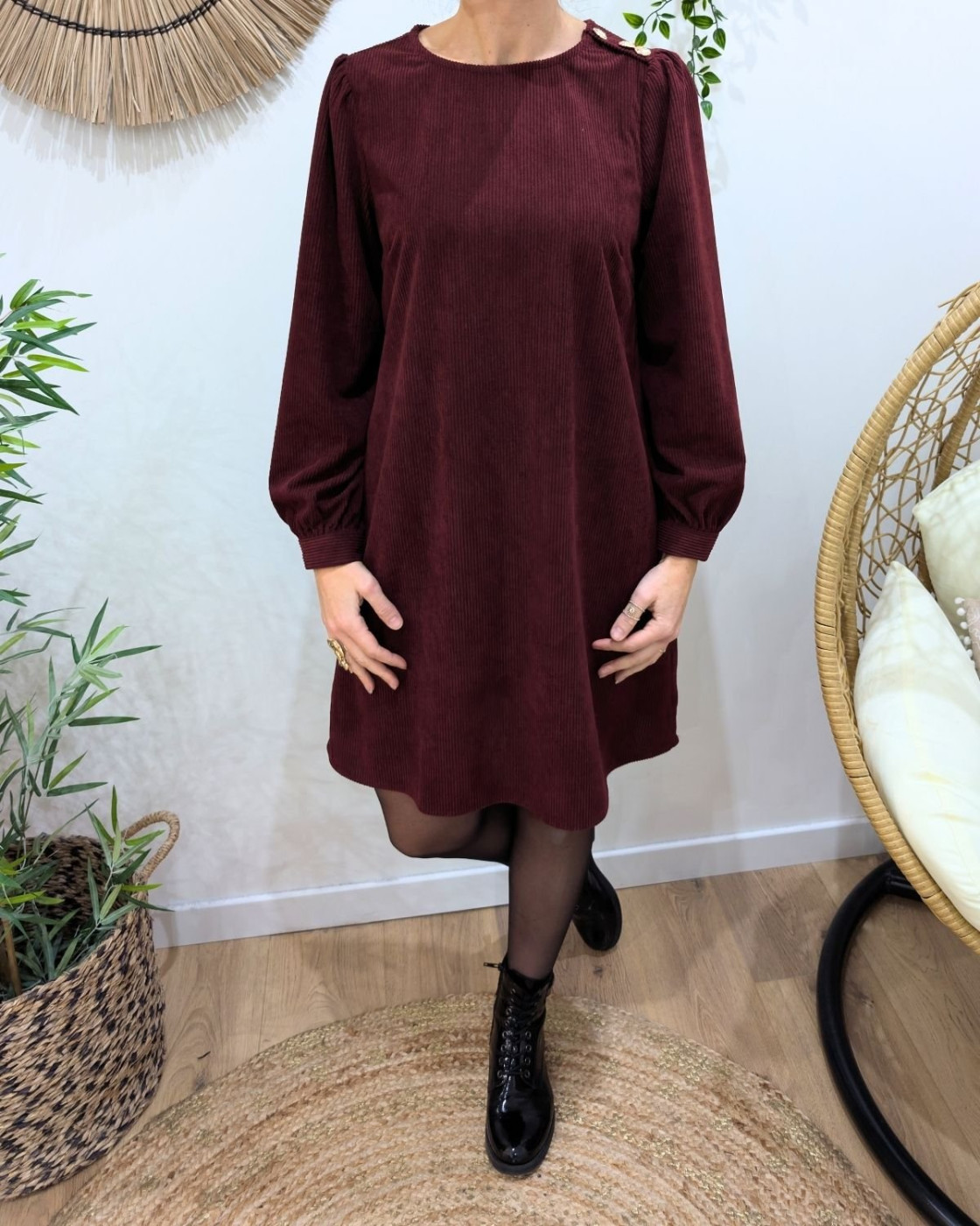 Robe femme rouge bordeaux velours côtelé boutons dorés épaule
